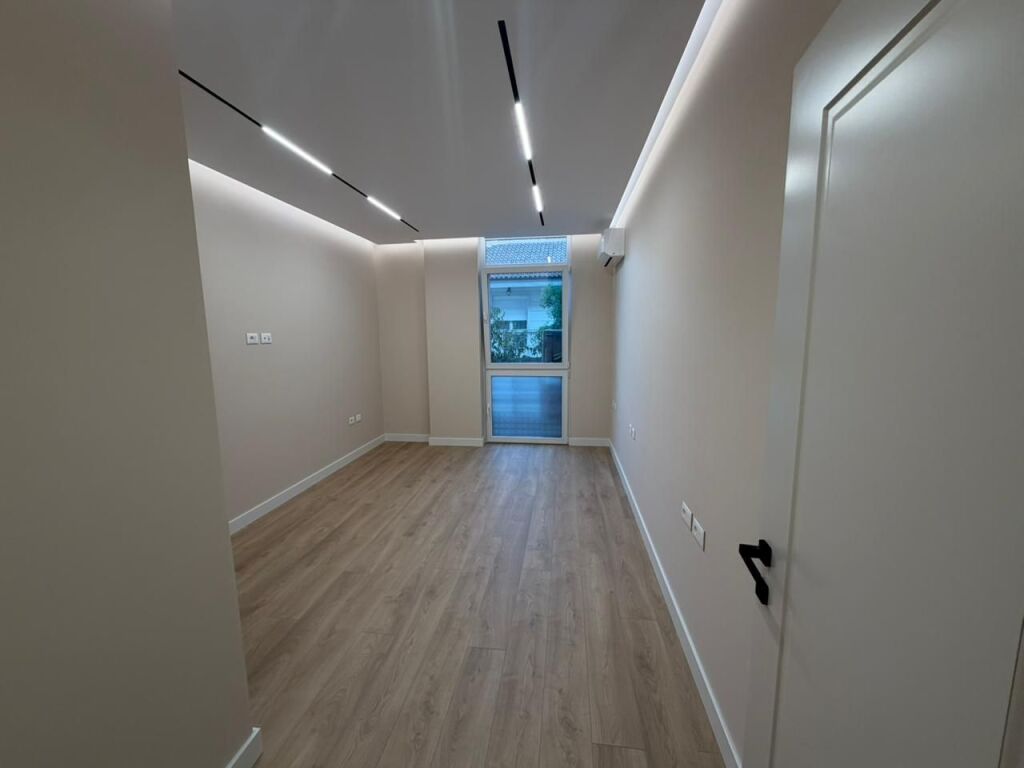 🏢JEPET ME QERA AMBJENT – 📍PËRBALL COIN / RTSH💰 250,000 lekë/muaj (neto)