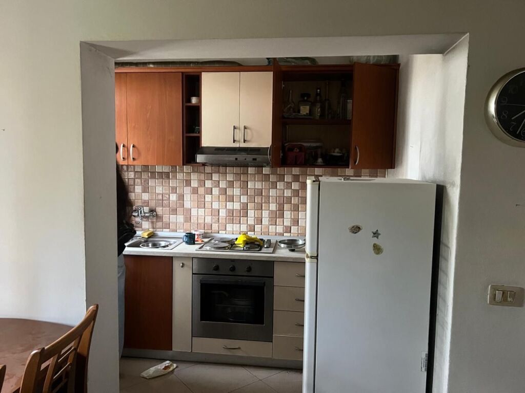 Jepet apartament me qera 1+1 ne Shkoze Siperfaqe totale :56 m2 Kati : 3 Organizohet : •Sallon ndenje +ambjent gatimi •1 dhome gjumi •1 tualet • Korridor Apartmenti eshte i  mobiluar .