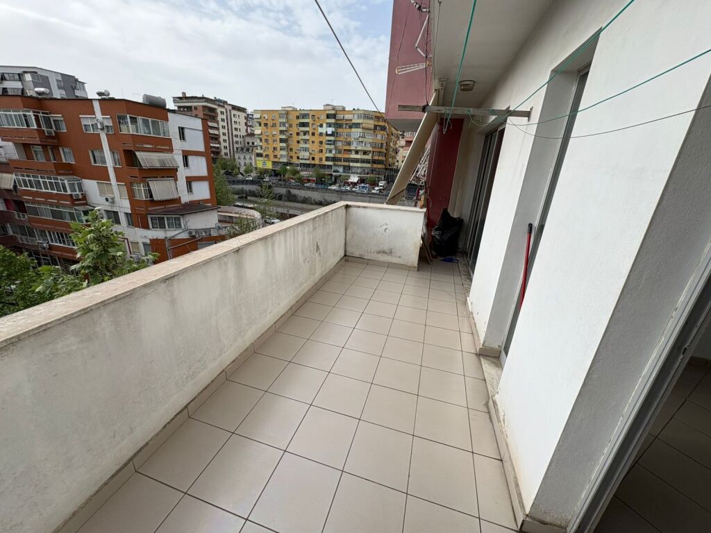 Jepet me qera Apartamenti 2+1+2 , Bosh, Komuna Parisit prane Kristal Center 450 mije leke