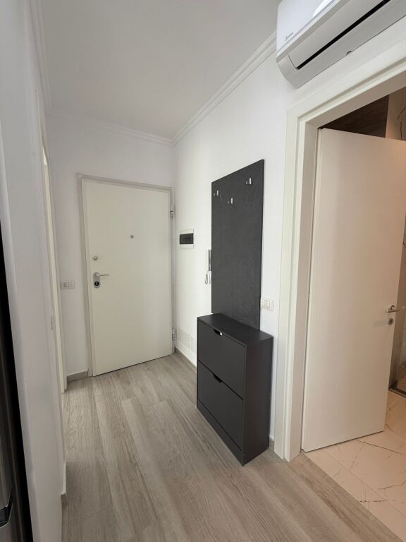 Appartamento 2+1 con parcheggio in affitto a Jordan Misja.  🚗 Con posto auto💰 Prezzo: 80.000 lek / mese  Per maggiori informazioni o visita, contattare privatamente.
