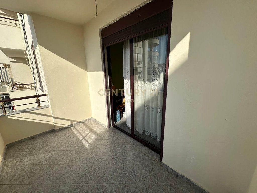 VENDIAMO APPARTAMENTO 1+1 VICINO ALLA POLICLINICA, CENTRO DI DURAZZO !