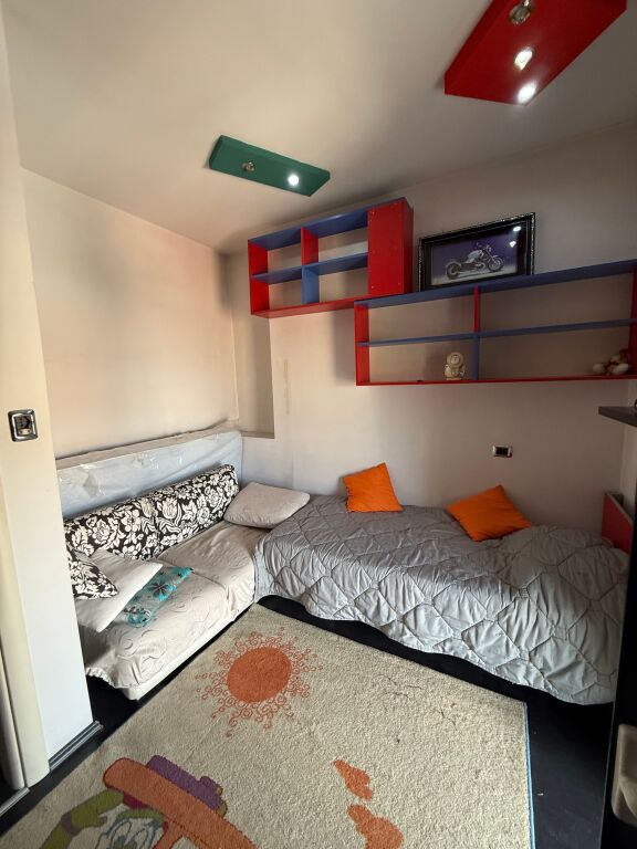 Perballe Coloseut Tek Rruga Durresit Shitet Apartament 2+1 I Investuar Dhe Mobiluar!