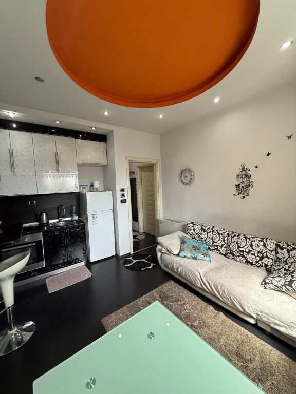 Perballe Coloseut Tek Rruga Durresit Shitet Apartament 2+1 I Investuar Dhe Mobiluar!