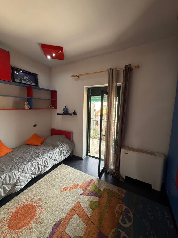 Perballe Coloseut Tek Rruga Durresit Shitet Apartament 2+1 I Investuar Dhe Mobiluar!