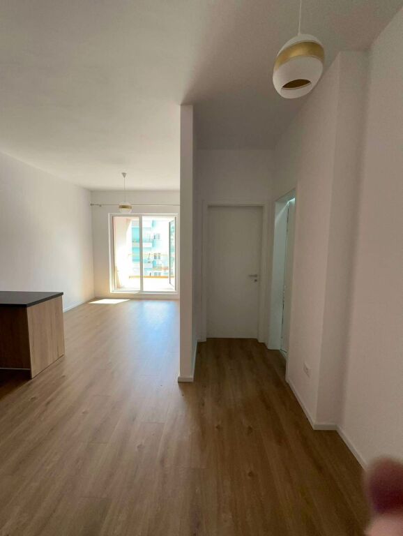 Jepet me qira afatgjate apartament 1+1, i sapo perfunduar, 50 m², ne zonen e Mangalem 21, Ali Demi.  ☀️ Orientim jug-perendim 🏢 Kati i 5 me 2 ashensore 🛋️ Pjeserisht i mobiluar 🍽️ Apartamenti disponon kondrabufe, sobe, lavatrice dhe frigorifer.  💰 Cmimi: 35,000 leke / muaj  Per me shume informacion ose vizite, kontaktoni ne privat