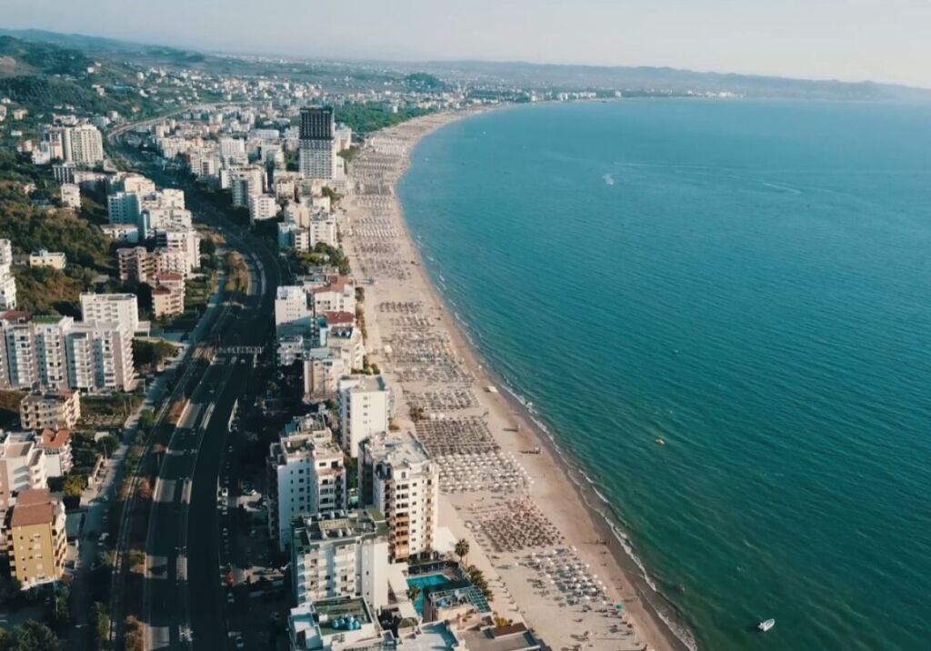 Apartment 2+1 for sale at Shkëmbi i Kavajës – First line by the sea