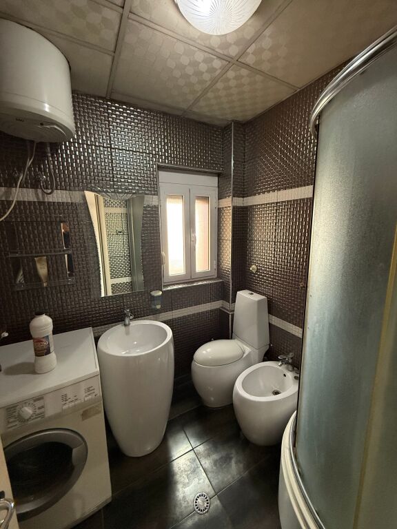 Perballe Coloseut Tek Rruga Durresit Shitet Apartament 2+1 I Investuar Dhe Mobiluar!