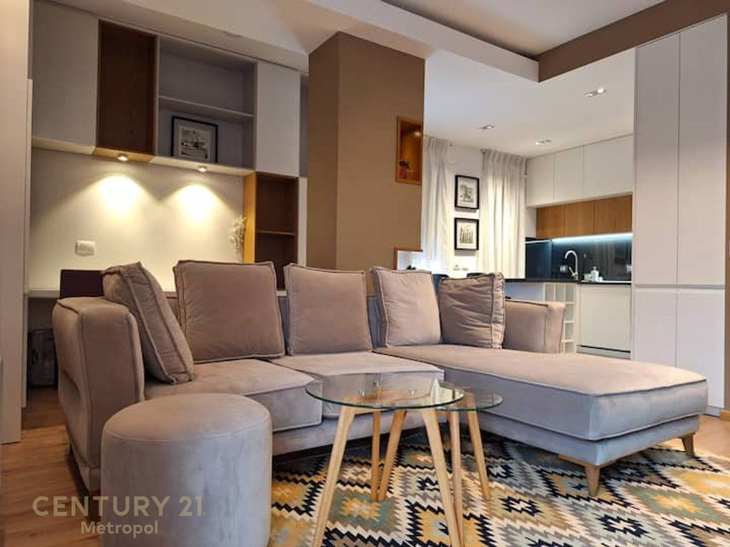 Affittasi studio con veranda nella zona di 21 Dhjetori, Tirana! 600 € /Mese Sup. Totale 51m2