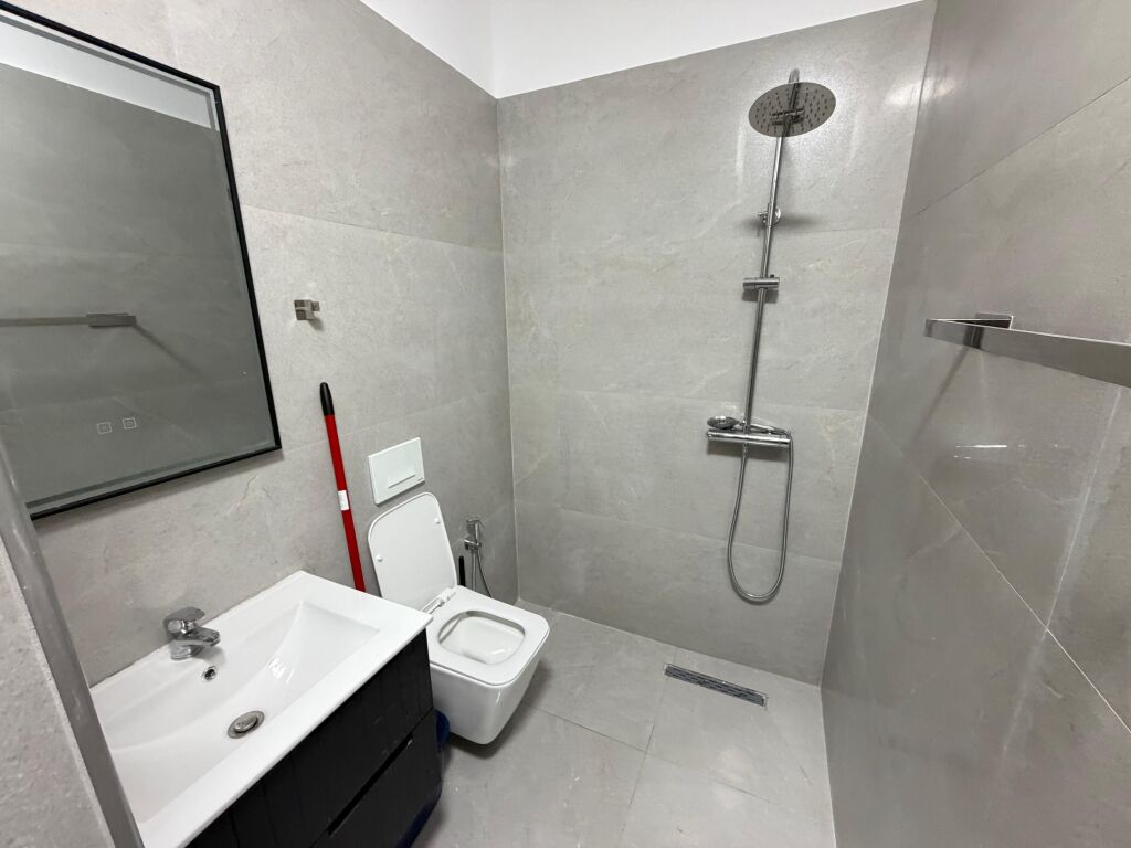 Affittasi appartamento 1+1 a Zogu i Zi, in un complesso nuovo.  📍 5° piano con ascensore 🏡 Mai abitato prima 💶 Prezzo: 65.000 lek /mese  