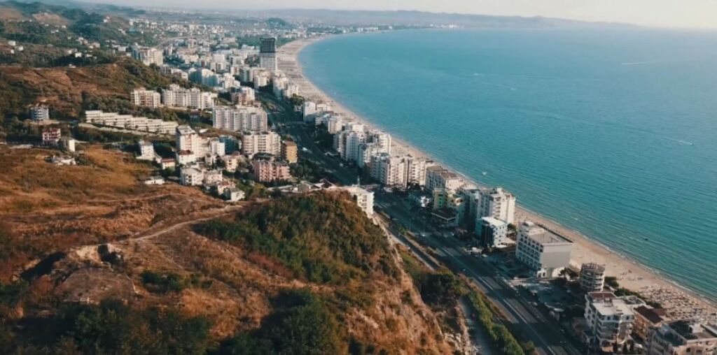 2+1 apartment for sale at Shkëmbi i Kavajës – First line with sea view