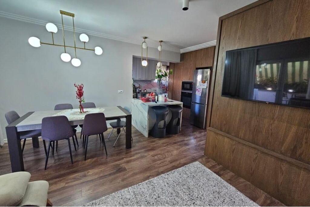 Shitet Apartament 3+1+2 te Rruga e Kavajës