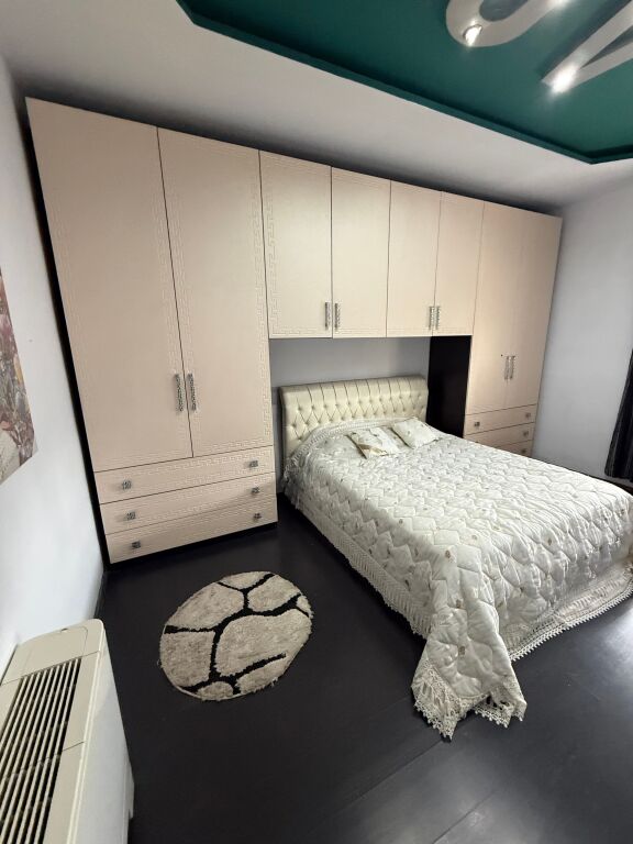 Perballe Coloseut Tek Rruga Durresit Shitet Apartament 2+1 I Investuar Dhe Mobiluar!