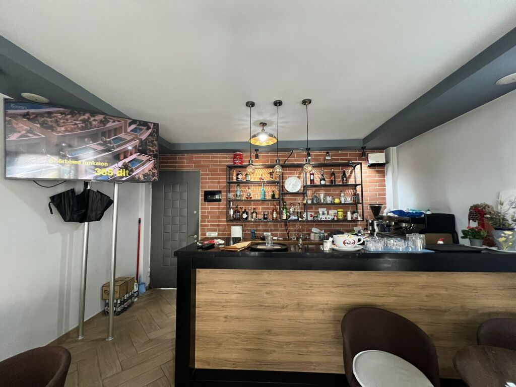 Shitet Bar/Kafe Komuna e Parisit