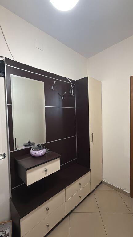 Jepet apartament me qera 1+1 ne Shkoze Siperfaqe totale :56 m2 Kati : 3 Organizohet : •Sallon ndenje +ambjent gatimi •1 dhome gjumi •1 tualet • Korridor Apartmenti eshte i  mobiluar .