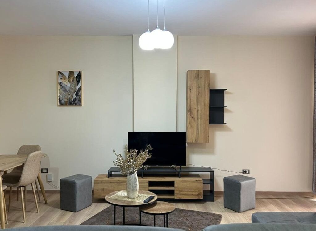 HOUSE FOR RENT – KAVAJËS STREET
