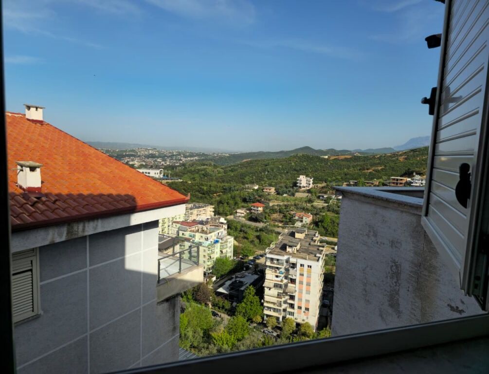 Vendesi Papafingo in zona Fresku in vendita con vista sul Dajti