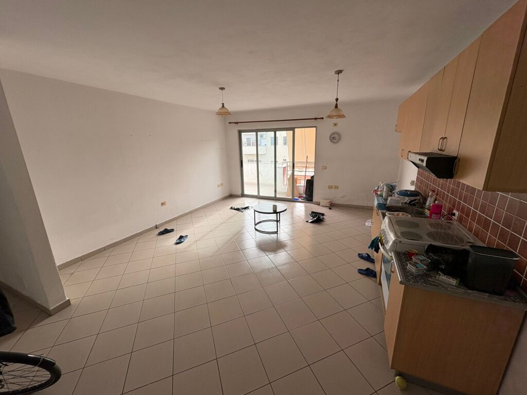 Jepet me qera Apartamenti 2+1+2 , Bosh, Komuna Parisit prane Kristal Center 450 mije leke