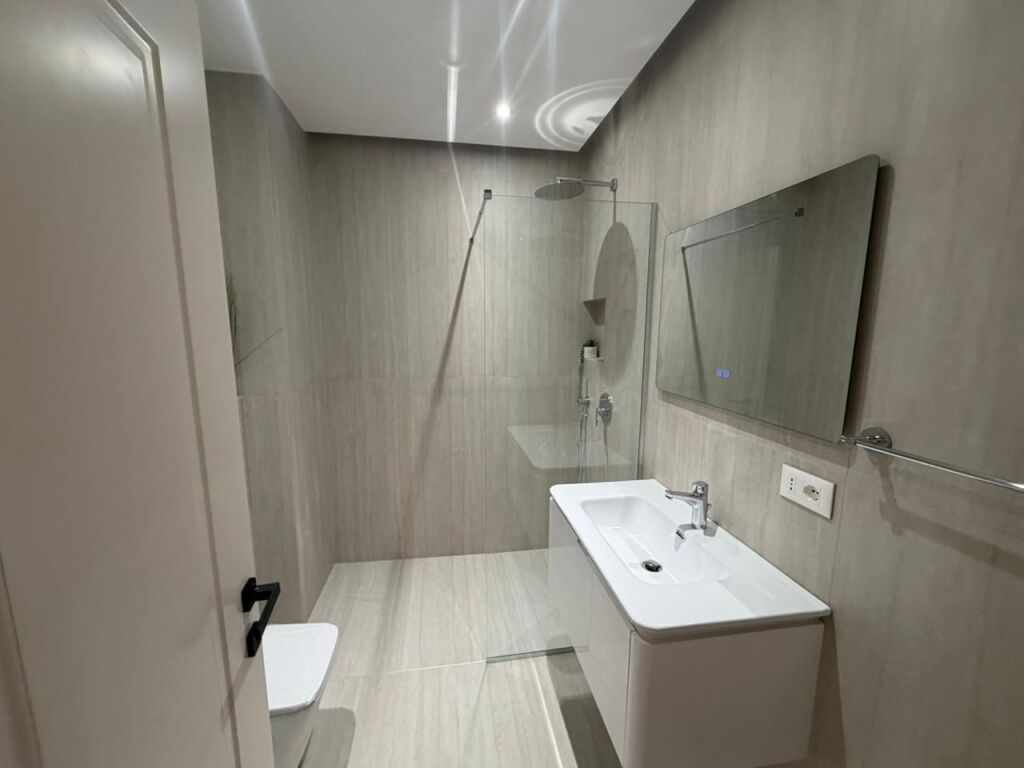 🏢JEPET ME QERA AMBJENT – 📍PËRBALL COIN / RTSH💰 250,000 lekë/muaj (neto)