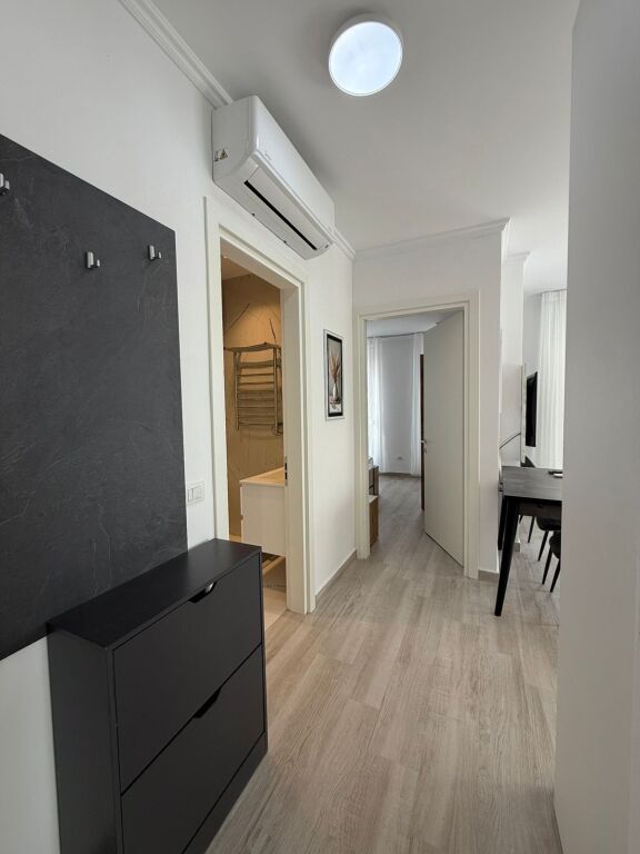 Appartamento 2+1 con parcheggio in affitto a Jordan Misja.  🚗 Con posto auto💰 Prezzo: 80.000 lek / mese  Per maggiori informazioni o visita, contattare privatamente.