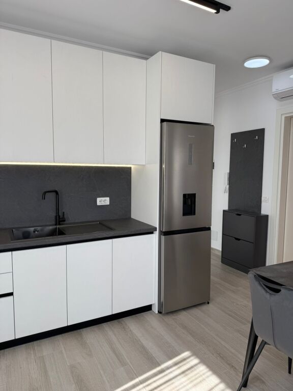 Appartamento 2+1 con parcheggio in affitto a Jordan Misja.  🚗 Con posto auto💰 Prezzo: 80.000 lek / mese  Per maggiori informazioni o visita, contattare privatamente.