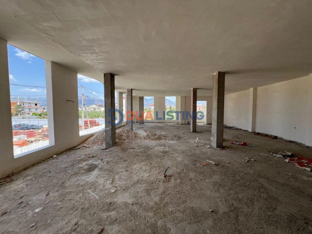 🏢 Two-story building for rent in Kamëz.