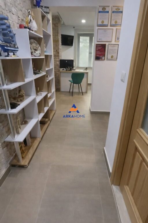 VENDESI COMMERCIALE IN VENDITA 60M2 "VICINO ALLA SCUOLA SABAUDIN GARBANI, VIA MUHAMET GJOLLESHAJ" 260.000 EURO