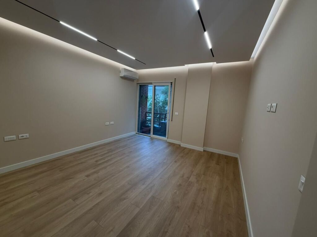 🏢JEPET ME QERA AMBJENT – 📍PËRBALL COIN / RTSH💰 250,000 lekë/muaj (neto)