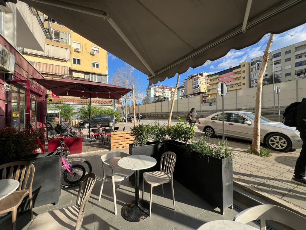 Shitet Bar/Kafe Komuna e Parisit