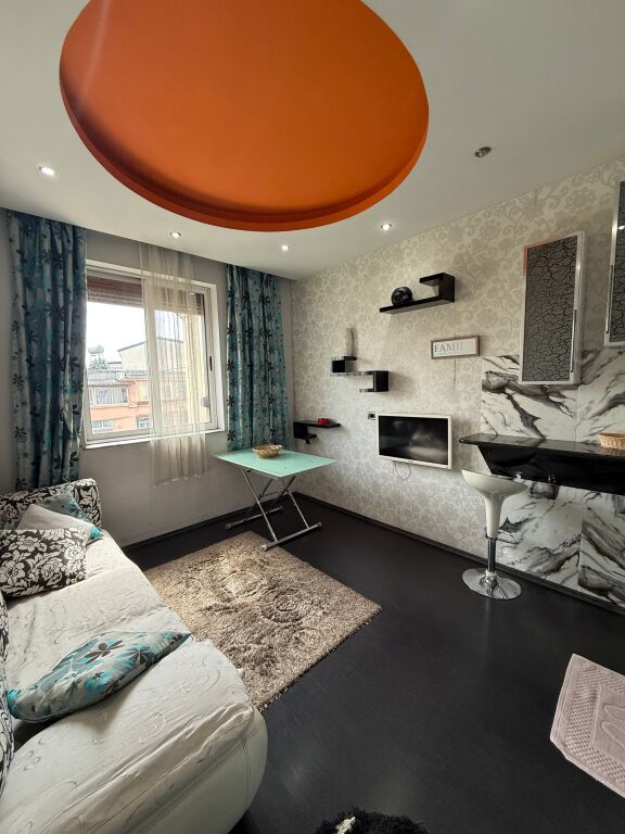 Perballe Coloseut Tek Rruga Durresit Shitet Apartament 2+1 I Investuar Dhe Mobiluar!