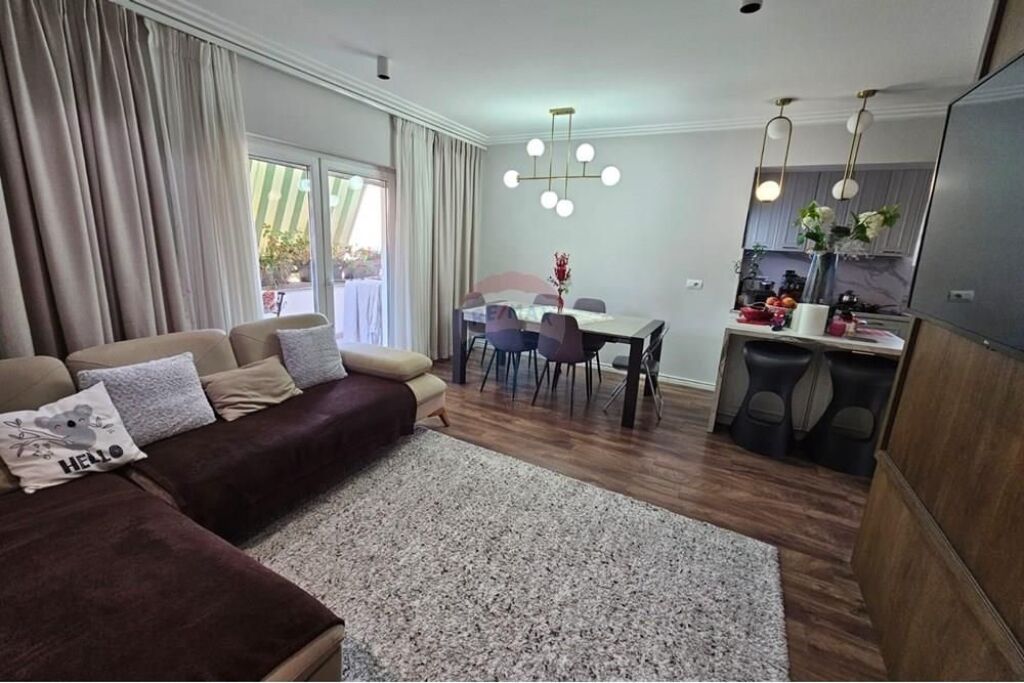 Shitet Apartament 3+1+2 te Rruga e Kavajës