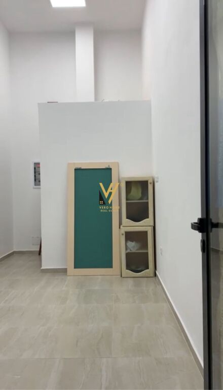 AFFITTASI NEGOZIO 20 M2 VICINO ALL'OLIMPICO 35.000 LEKE