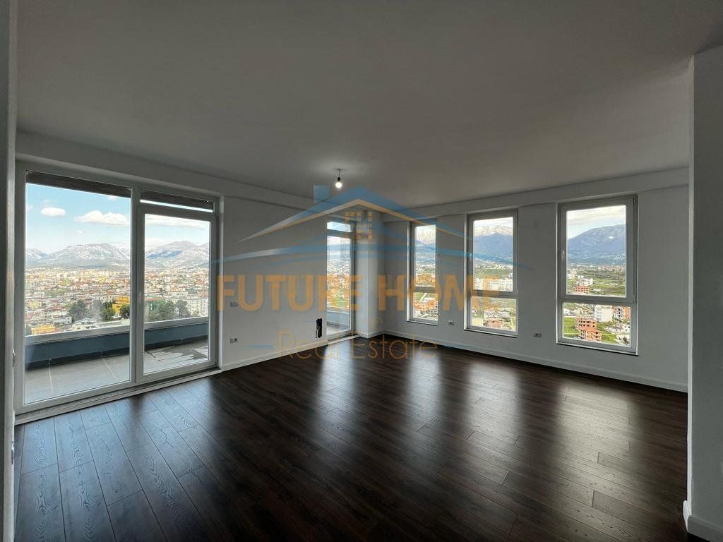 Shitet, Apartament 2+1+2 poste Parkimi, Sauk, prane Restorant Xibrakes, Tiranë.