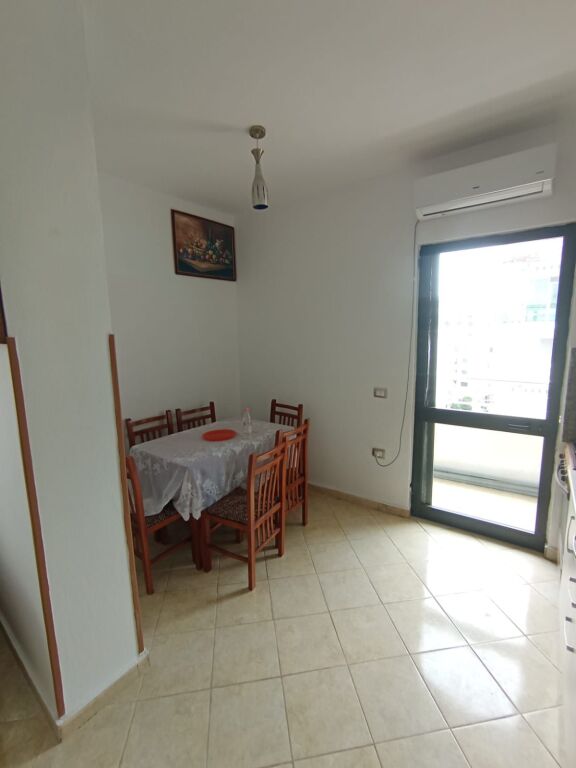 Shitet apartament 1+1