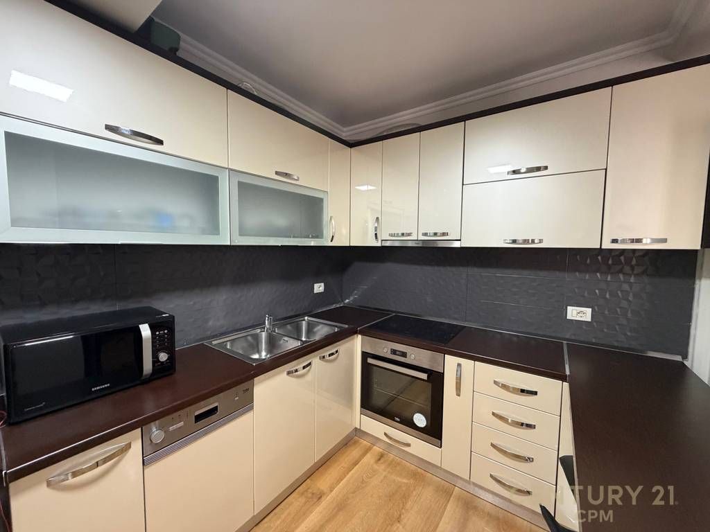 Apartament 1+1 ndodhet në një nga zonat më të mira të Tiranes, pozicionuar tek Bulevardi Zogu i Parë, pranë Stacionit të Trenit.  Apartamenti ka një siperfaqe prej 73.4m2 dhe është i organizuar në : * Sallon Ndënjeje me kuzhinë * 1 Dhoma gjumi * 1 Tualet * 1 Depo/Lavanderi * 1 Ballkon  Për më shumë informacion, ju lutemi na kontaktoni!