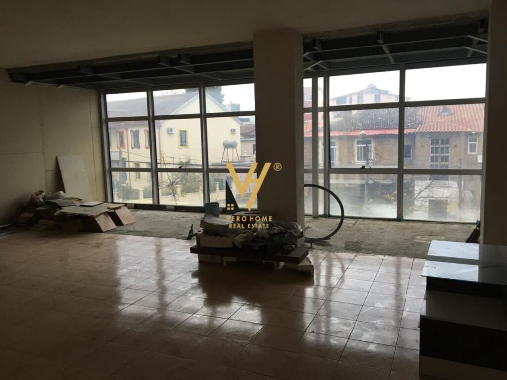 LOCALE COMMERCIALE DI 255 M2 IN AFFITTO A KINOSTUDIO 200.000 LEKE