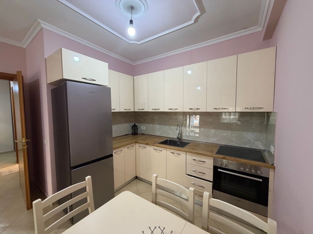 Appartamento 1+1 in affitto 📍  📌 Posizione: Di fronte a Delijorgji, via Stavri Themeli 🏢 Piano: 6 (palazzo con ascensore) 🛋️ Completamente arredato  💰 Prezzo: 45.000 lek/mese  Per maggiori informazioni o visita, contattare in privato 📩