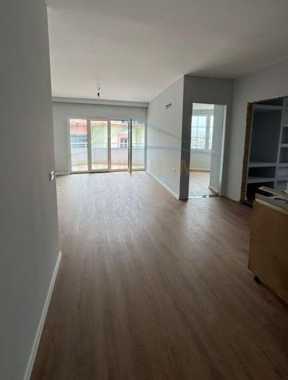 Shitet,Apartament 2+1+2, Rruga "Shefqet Kuka", Fresk