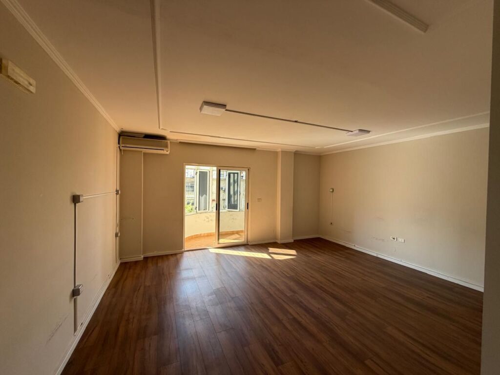 🏢 Jepet me qira ambient për zyra/biznes  📍 Sheshi Willson💰 Çmimi: 1,700 €/muaj (neto)