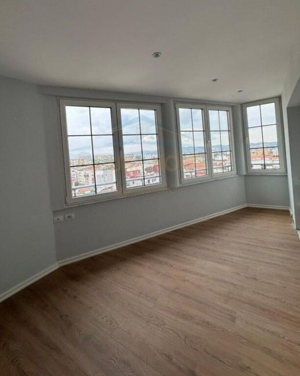 Shitet,Apartament 2+1+2, Rruga "Shefqet Kuka", Fresk
