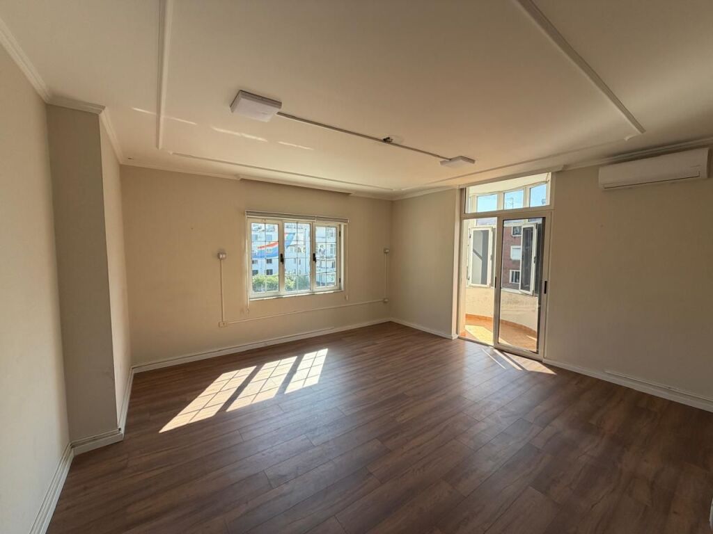 🏢 Jepet me qira ambient për zyra/biznes  📍 Sheshi Willson💰 Çmimi: 1,700 €/muaj (neto)
