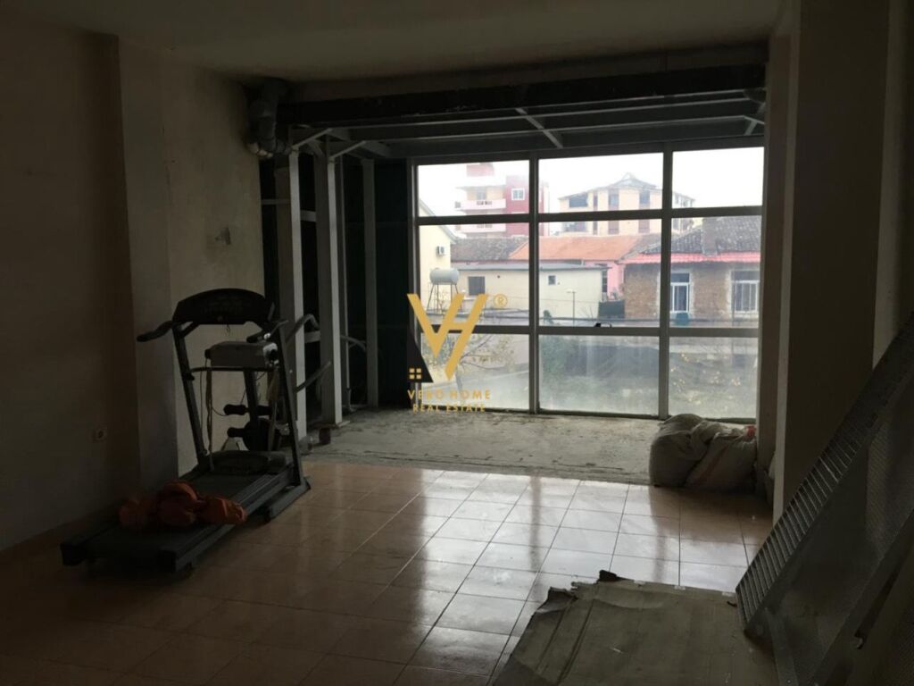 LOCALE COMMERCIALE DI 255 M2 IN AFFITTO A KINOSTUDIO 200.000 LEKE