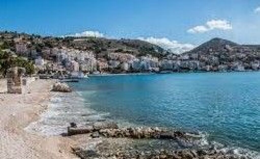 🌊 **VENDITA SUPER INVESTIMENTO A SARANDA – HOTEL + VILLA DI LUSSO IN PRIMA FILA SUL MARE**
