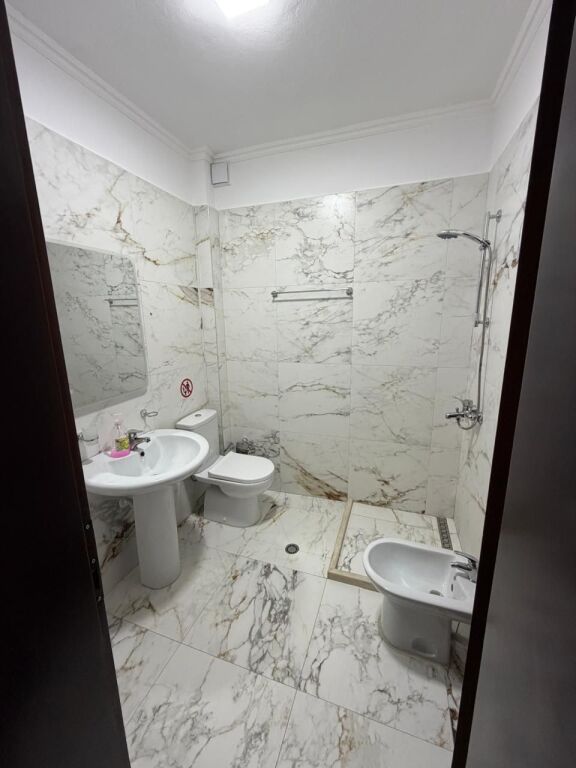 🏢 Jepet me qira ambient për zyra/biznes  📍 Sheshi Willson💰 Çmimi: 1,700 €/muaj (neto)