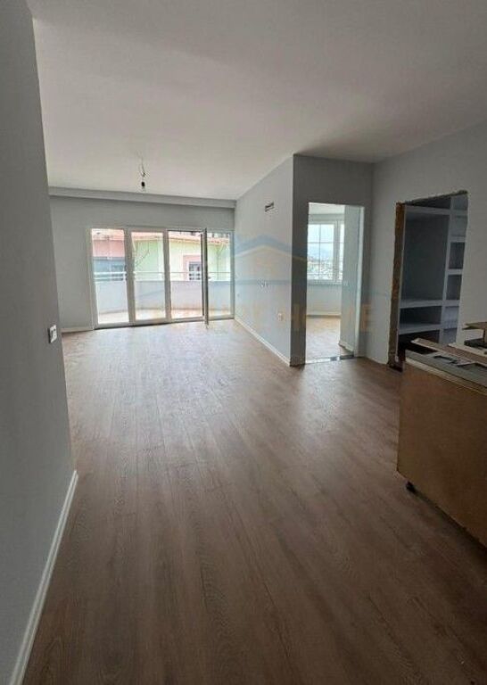 Shitet,Apartament 2+1+2, Rruga "Shefqet Kuka", Fresk