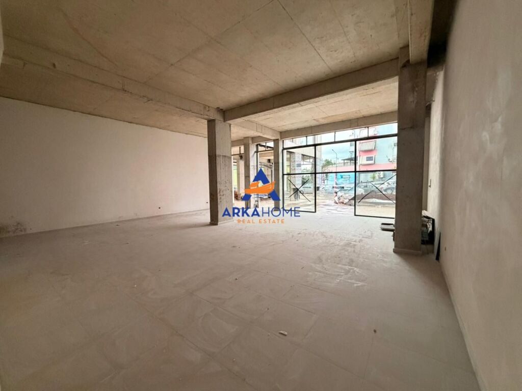JEPET ME QERA DYQAN 150M2 "BUZE RRUGE TE ZOGU I ZI" 3500 EURO