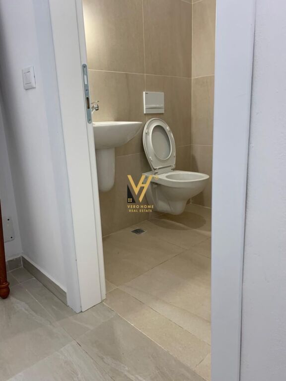 AFFITTASI NEGOZIO 20 M2 VICINO ALL'OLIMPICO 35.000 LEKE