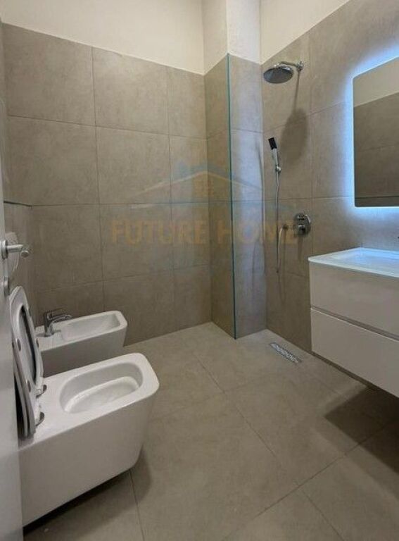 Shitet, Apartament 2+1+2, Fresku, Tiranë.