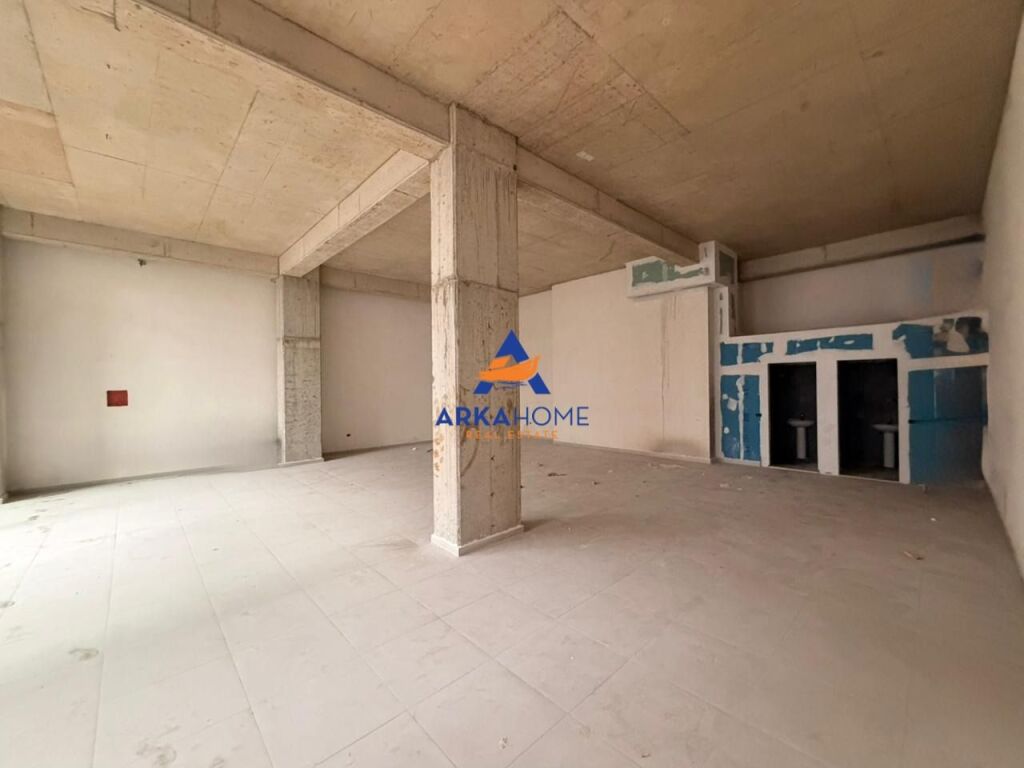 JEPET ME QERA DYQAN 150M2 "BUZE RRUGE TE ZOGU I ZI" 3500 EURO