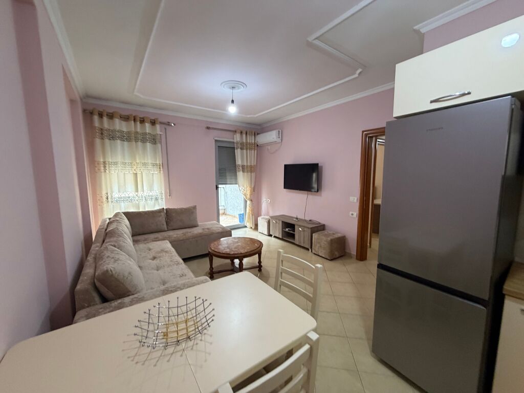 Appartamento 1+1 in affitto 📍  📌 Posizione: Di fronte a Delijorgji, via Stavri Themeli 🏢 Piano: 6 (palazzo con ascensore) 🛋️ Completamente arredato  💰 Prezzo: 45.000 lek/mese  Per maggiori informazioni o visita, contattare in privato 📩