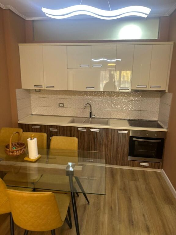 Apartament me qera 2+1+ballkon - 📍Liqeni Thate, rruga Eduard Mano 700 Euro